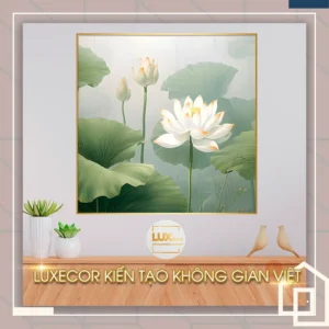 Tranh hoa sen tráng gương tinh tế, biểu tượng sum họp gia đình, tạo cảm giác ấm áp và sung túc cho phòng ăn