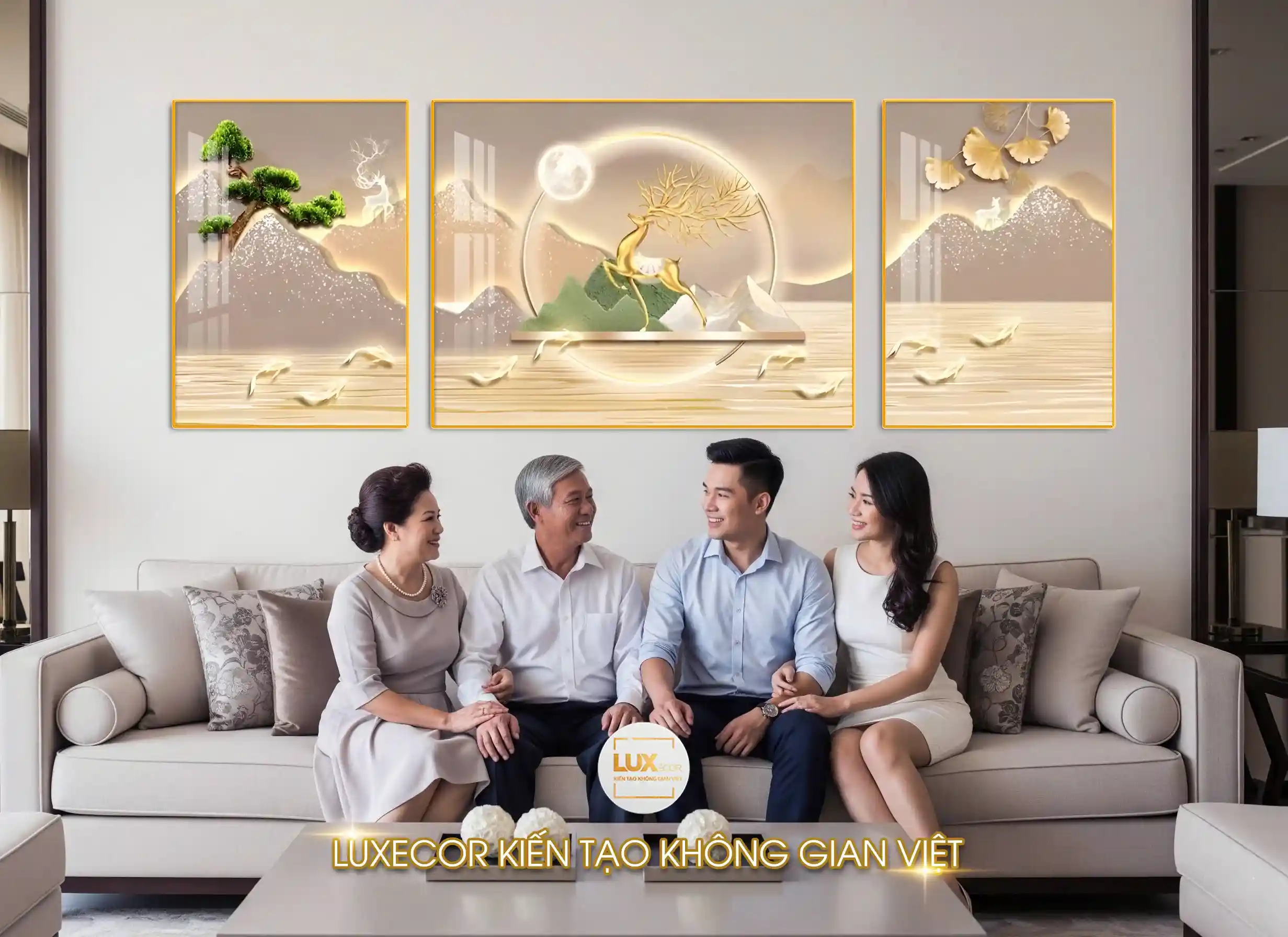 Tranh tráng gương Hươu Vàng Dưới Ánh Trăng Viên Mãn lấy cảm hứng từ hình ảnh hươu vàng đứng dưới trăng tròn, kết hợp lá bạch quả và cây tùng cân đối hai bên. Gam màu vàng be sang trọng mang ý nghĩa viên mãn, thịnh vượng và gắn kết yêu thương trong không gian phòng khách gia đình Việt.