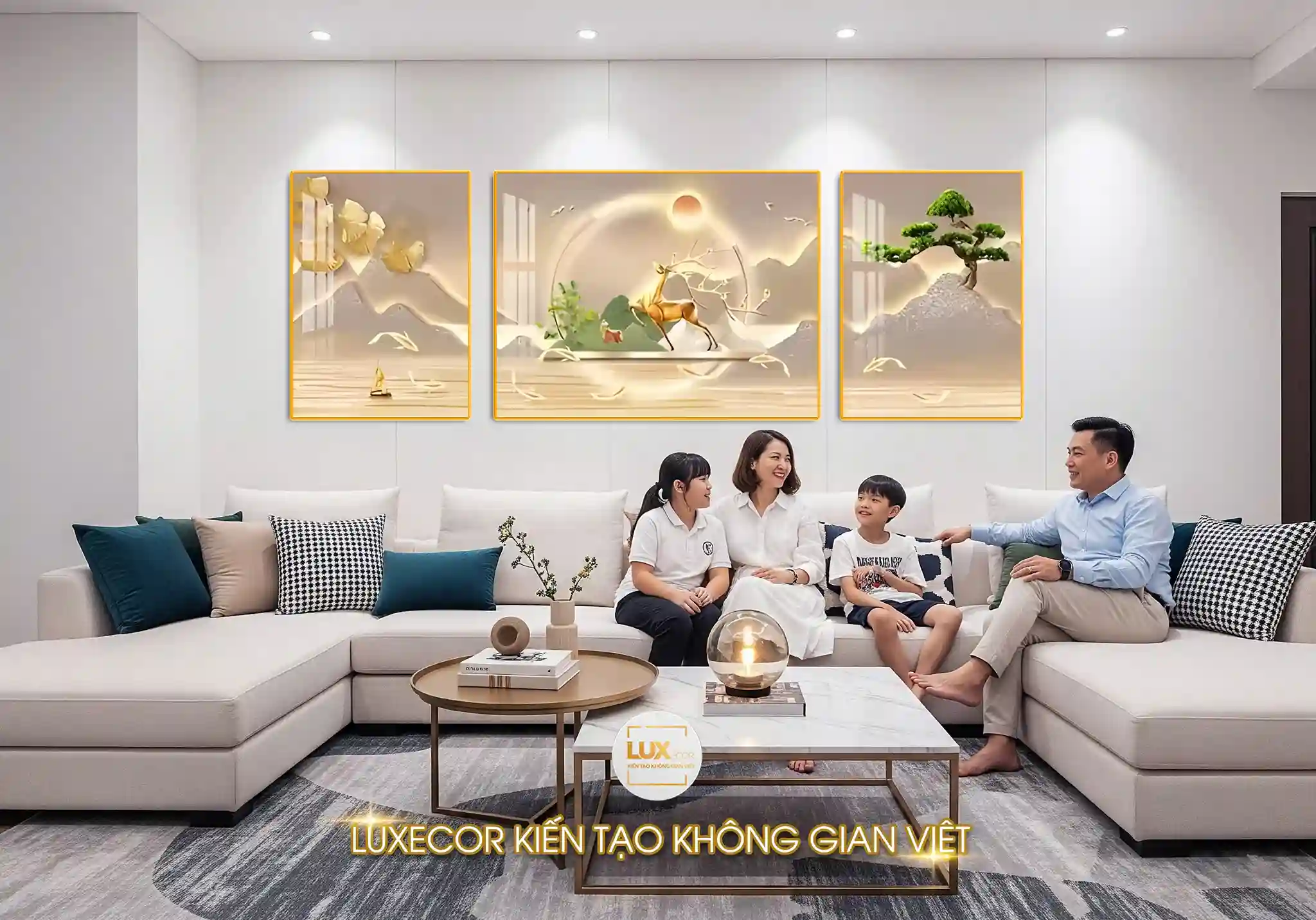 Tranh tráng gương Hươu Vàng & Gia Đình Sum Vầy thể hiện hình ảnh đàn hươu vàng bên ánh sáng rực rỡ, lá bạch quả bay nhẹ và cây tùng biểu trưng cho đoàn viên, hạnh phúc và bình an. Tác phẩm mang năng lượng ấm áp, thích hợp treo trên sofa phòng khách để thu hút vượng khí và gắn kết tình thân.