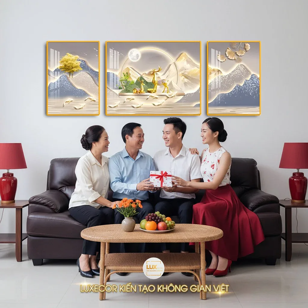 Tranh tráng gương Hươu Vàng Núi Non Trường Tồn thể hiện cảnh hươu vàng uy nghi giữa núi non hùng vĩ, bao quanh là cây tùng xanh và lá bạch quả vàng. Tác phẩm mang ý nghĩa kiên định, bền vững và tài lộc trường tồn, thích hợp treo tại phòng khách hoặc không gian làm việc sang trọng, giúp tăng năng lượng phong thủy tích cực.
