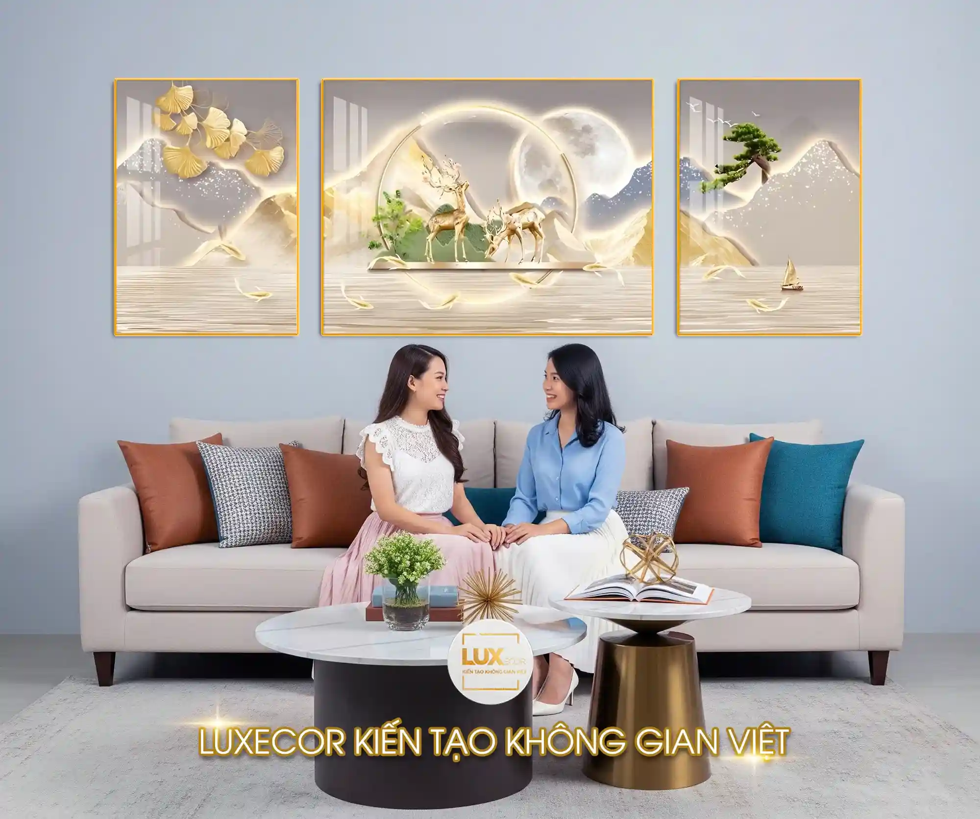 Tranh tráng gương Lá Bạch Quả & Hươu Vàng Tài Lộc treo phòng khách, thiết kế 3 tấm nghệ thuật với hươu vàng, lá bạch quả, cây tùng và thuyền buồm. Biểu tượng phong thủy mang lại may mắn, phú quý và bình an, giúp không gian thêm sang trọng và thu hút tài lộc cho gia chủ.