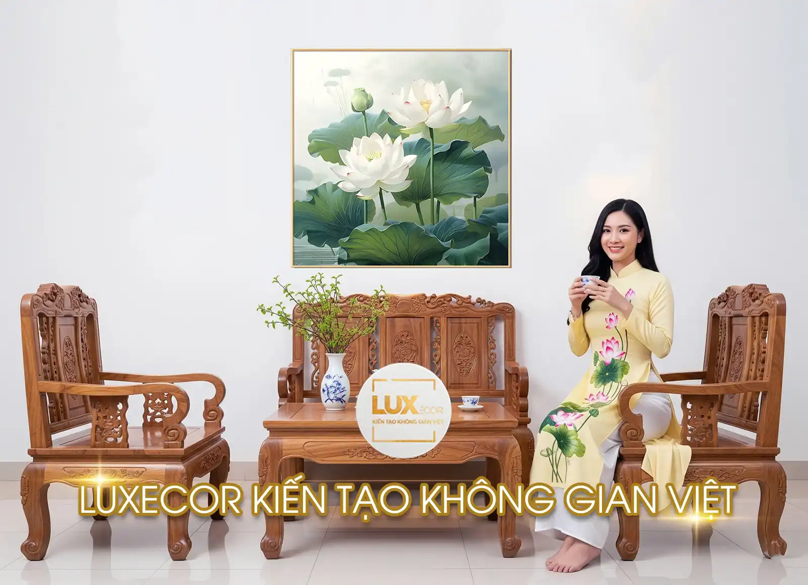 Tranh tráng gương hoa sen vàng sang trọng, mang ý nghĩa phú quý và thu hút tài lộc cho phòng khách.