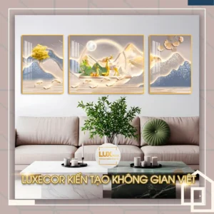 Bộ tranh tráng gương Hươu Nai Bên Núi Vàng An Nhiên gồm 3 tấm nghệ thuật, thể hiện hình ảnh hươu vàng, cây tùng và lá bạch quả giữa không gian núi non tĩnh tại. Sắc vàng ấm kết hợp ánh sáng phản chiếu của lớp gương mang lại cảm giác bình yên, giúp thu hút vượng khí và tạo điểm nhấn sang trọng cho phòng khách.