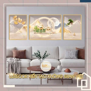 Tranh tráng gương Hươu Nai Dưới Ánh Trăng Bình An thể hiện hình ảnh đàn hươu vàng nhẹ bước giữa ánh trăng tròn, cây tùng và lá bạch quả tỏa sáng. Sắc vàng ánh kim kết hợp hiệu ứng gương bóng mang lại cảm giác sang trọng, giúp cân bằng năng lượng, thu hút tài lộc và mang bình an đến cho không gian sống.