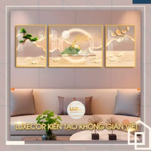 Tranh tráng gương Hươu Nai Dưới Ánh Trăng Viên Mãn thiết kế 3 tấm tinh tế với hươu vàng, cây tùng và lá bạch quả. Gam màu vàng be sang trọng kết hợp hiệu ứng phản chiếu gương tạo cảm giác ấm áp, giúp không gian phòng khách thêm sang trọng, viên mãn và thu hút năng lượng phong thủy tích cực.