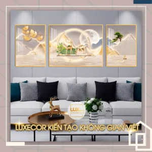 Bộ tranh tráng gương Hươu Nai phong thủy với tông vàng ánh kim sang trọng, biểu tượng cho tài lộc và bình an. Thiết kế 3 tấm nghệ thuật thể hiện hươu vàng, lá bạch quả và thuyền buồm giữa ánh trăng, phù hợp trang trí phòng khách, phòng làm việc hoặc quà tặng tân gia cao cấp.