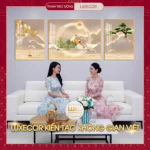 Tranh tráng gương Hươu Nai phong thủy Luxecor với thiết kế 3 tấm nghệ thuật tinh tế, hình ảnh hươu vàng, cây tùng và lá bạch quả tượng trưng cho tài lộc, may mắn và bình an. Sản phẩm treo phòng khách, phòng làm việc hoặc làm quà tặng tân gia, mang lại không gian sang trọng và vượng khí cho gia chủ.