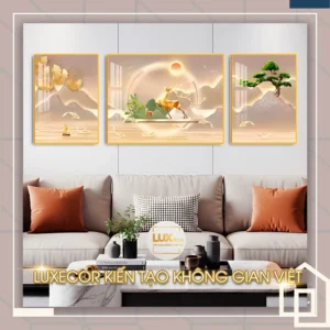 Bức tranh tráng gương Hươu Vàng Đón Bình Minh với hình ảnh hươu vàng hướng về ánh dương, bao quanh bởi cây tùng và lá bạch quả. Sự kết hợp của gam màu vàng ấm, ánh sáng phản chiếu và bố cục cân đối mang lại cảm giác tươi mới, tượng trưng cho khởi đầu hanh thông, tài lộc và thịnh vượng cho gia chủ.