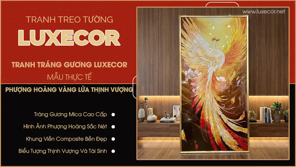 Tranh tráng gương phượng hoàng vàng lửa treo trong phòng khách gỗ với ánh sáng vàng và decor trang trí
