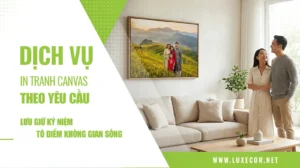 Gia đình Việt ngắm tranh canvas kỷ niệm treo phòng khách hiện đại, sáng sủa