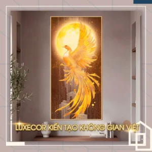 Tranh phượng hoàng vàng ánh kim bay lên khổ dọc trước nhật quang treo sảnh nhà
