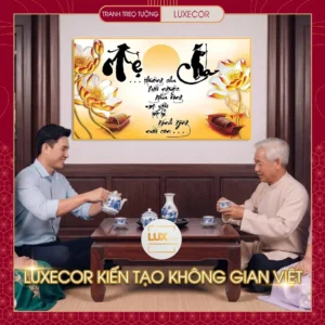 Bức tranh thư pháp Cha Mẹ khổ lớn, nền vàng kết hợp hoa sen và con đò, treo trang trọng làm điểm nhấn trong không gian phòng khách nội thất hiện đại.