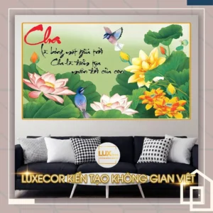 Tác phẩm tranh nghệ thuật chữ Cha thư pháp cách điệu bên hồ sen nở rộ nhiều màu sắc và đôi chim ríu rít.