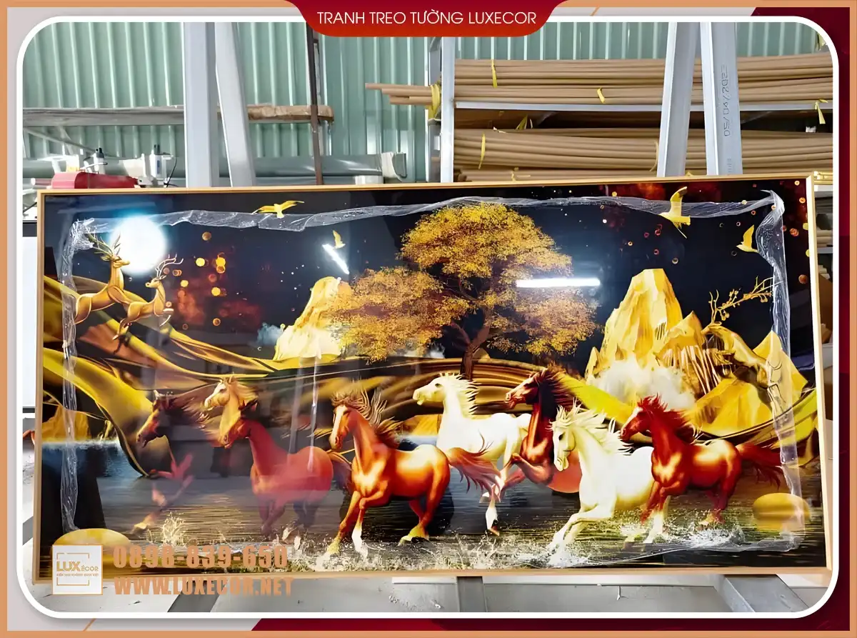 Ảnh thực tế tranh bát mã truy phong tráng gương Luxecor nền vàng giúp kích hoạt tài lộc.