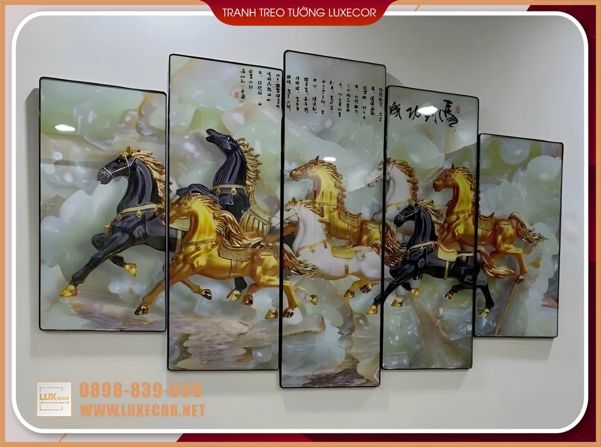Ảnh thực tế tranh tráng gương bát mã 5 tấm ghép Luxecor trang trí phòng khách hiện đại.