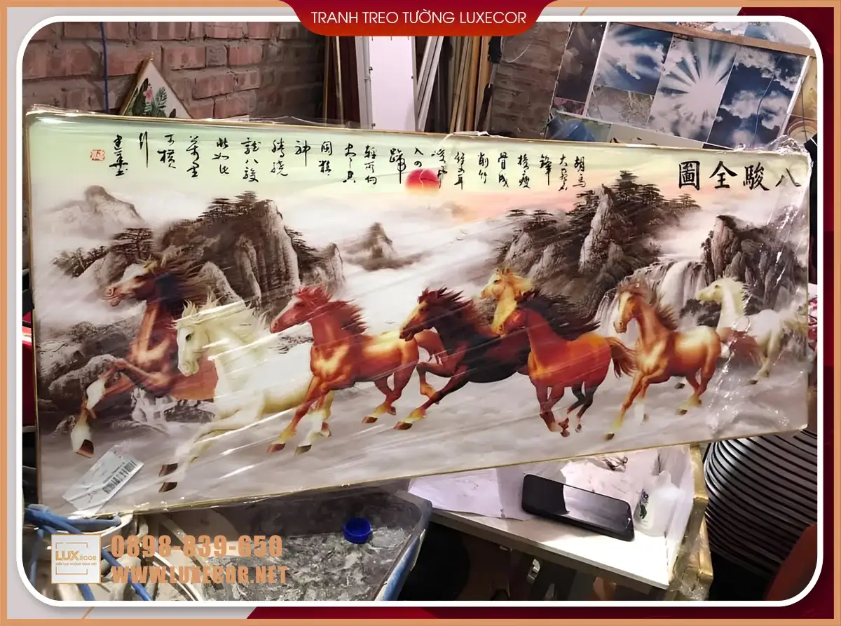Ảnh thực tế tranh treo tường bát mã truy phong bọc nilon bảo vệ tại xưởng tranh Luxecor.