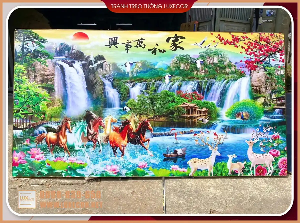 Ảnh thực tế tranh phong thủy bát mã sơn thủy tráng gương Luxecor giúp thu hút vượng khí.