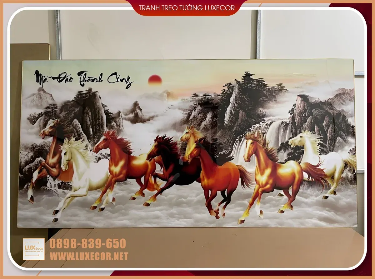 Hình thực tế tranh treo tường bát mã tráng gương Luxecor giúp gia chủ thu hút tài lộc.