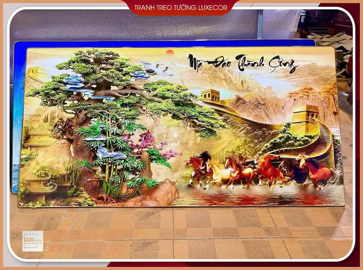 Bức tranh tráng gương phong thủy 'Mã Đáo Thành Công' của Luxecor, hiển thị bát mã chạy qua Vạn Lý Trường Thành và cây tùng, trên kệ gỗ sang trọng.
