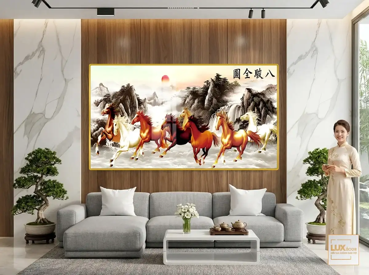 Bức tranh Bát Mã Truy Phong phong thủy lớn treo tường phòng khách hiện đại, có ghế sofa xám và cây Bonsai.