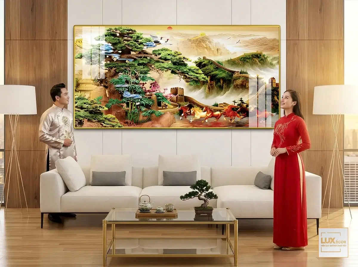 Bức tranh bát mã xuyên vạn lý trường thành với đàn ngựa dũng mãnh và cây tùng cổ thụ vĩ đại.