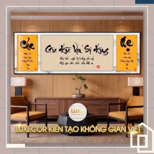 Tranh bộ ba thư pháp Cha Mẹ và Gia Hòa Vạn Sự Hưng trang trí phòng khách nội thất gỗ.