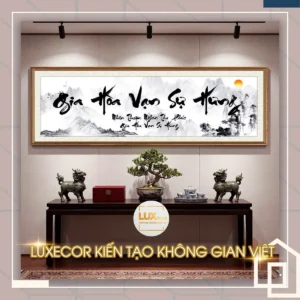 Bức tranh thư pháp phong thủy Gia Hòa Vạn Sự Hưng đón ánh dương vượng khí cực kỳ tích cực.