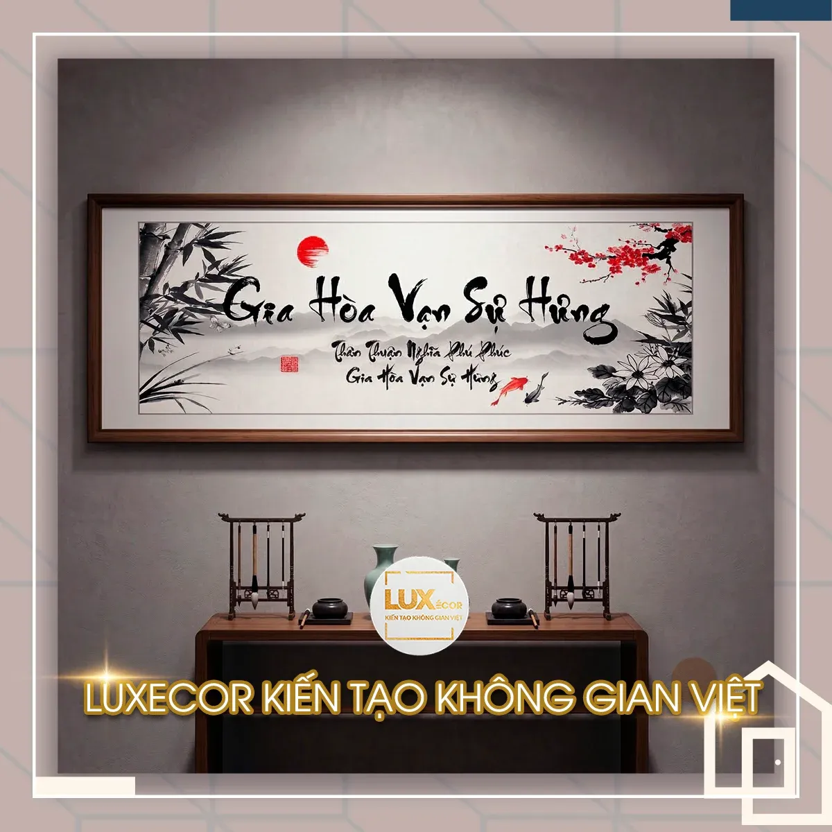 Tranh thư pháp Gia Hòa Vạn Sự Hưng họa tiết cá chép hoa đào Tranh tráng gương Gia Hòa Vạn Sự Hưng kết hợp cá chép và cành đào mùa xuân sinh động.