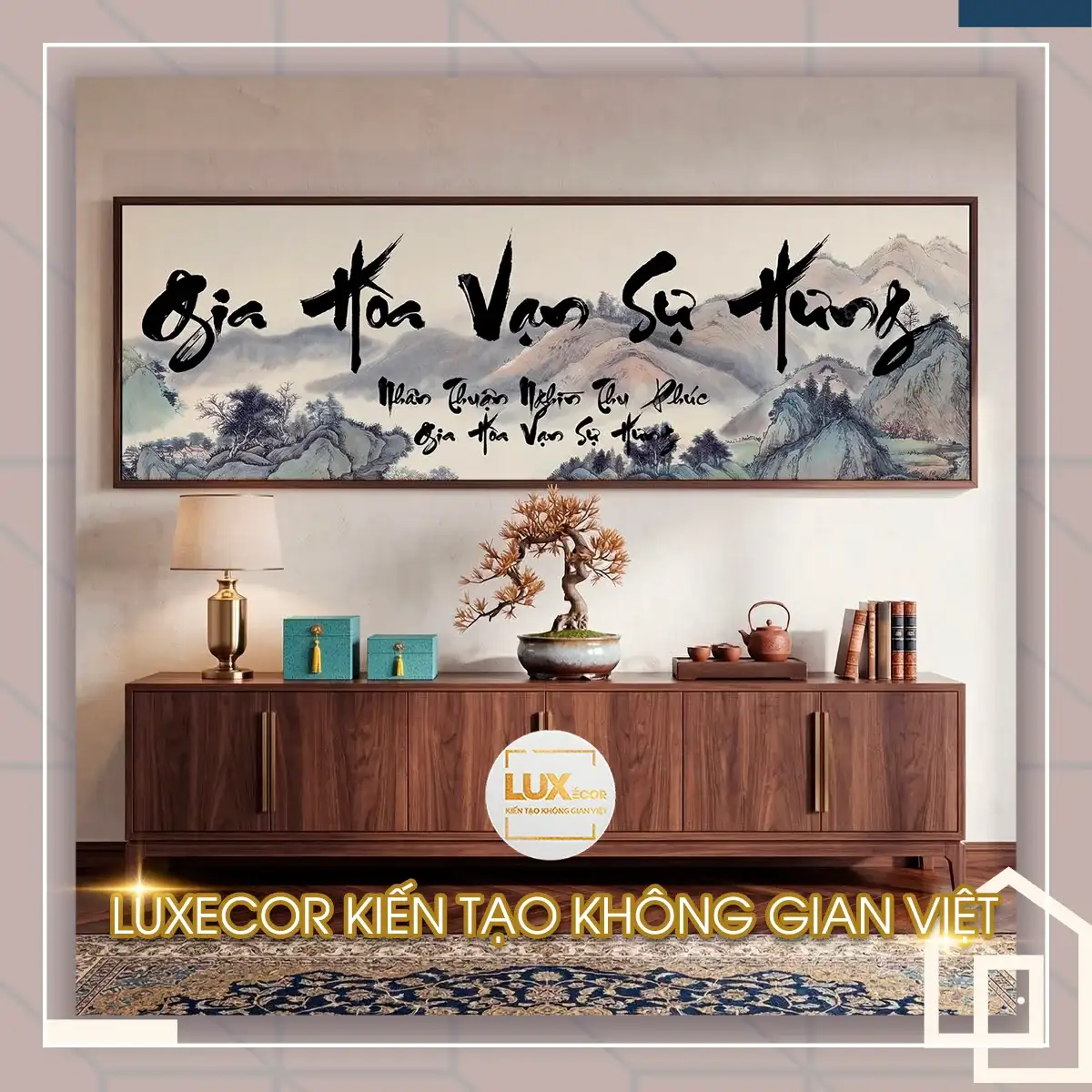 Mẫu tranh thư pháp Gia Hòa Vạn Sự Hưng cảnh đồi núi bình yên Tranh tráng gương Gia Hòa Vạn Sự Hưng phong cảnh núi non trang trí phòng khách mang lại vượng khí.