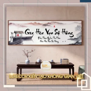 Bức tranh chữ Gia Hòa Vạn Sự Hưng cảnh bến đò tĩnh lặng phù hợp trang trí phòng trà.
