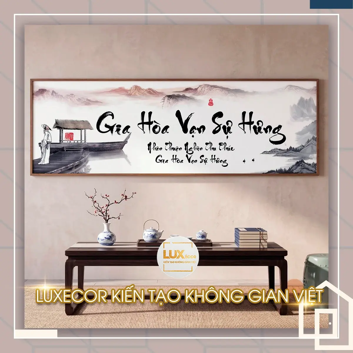 Mẫu tranh thư pháp Gia Hòa Vạn Sự Hưng lái đò bình yên Bức tranh chữ Gia Hòa Vạn Sự Hưng cảnh bến đò tĩnh lặng phù hợp trang trí phòng trà.