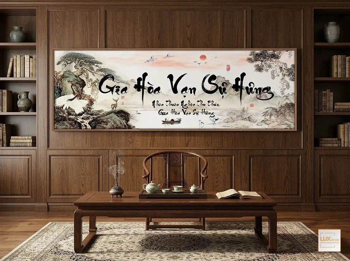 Bức tranh tráng gương thư pháp Gia Hoà Vạn Sự Hưng họa tiết tùng hạc diên niên treo phòng khách sang trọng.