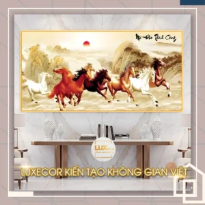 Bức tranh tráng gương gỗ MDF khung viền composite Mã Đáo Thành Công treo tường phòng khách hiện đại.