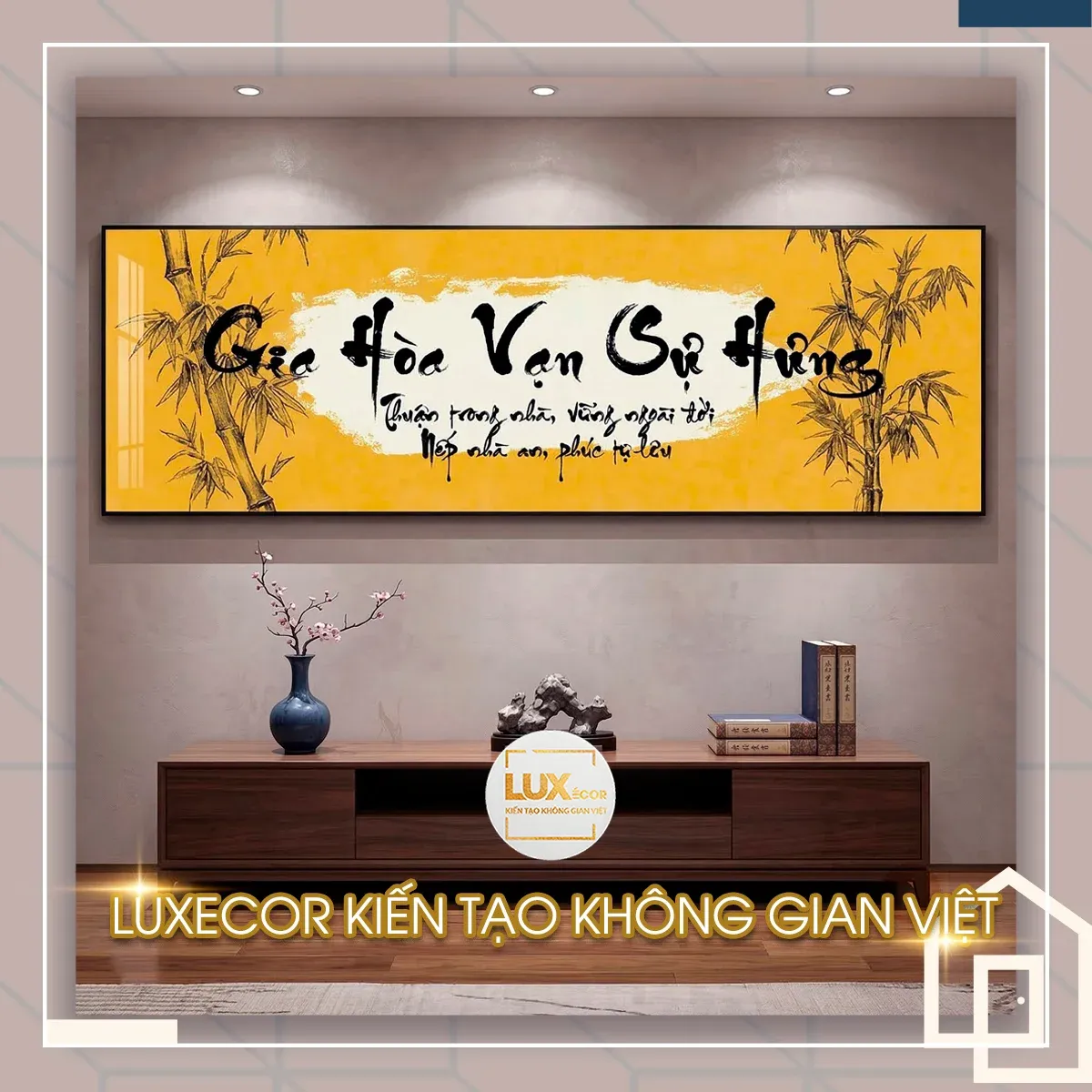 Tranh Ngang Gia Hòa Vạn Sự Hưng Nền Vàng Họa Tiết Trúc Bức tranh phong thủy Gia Hòa Vạn Sự Hưng nền vàng rực rỡ cùng họa tiết trúc.