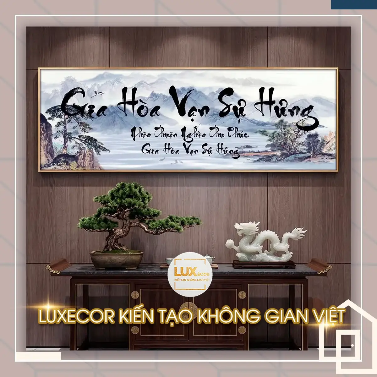 Bức tranh Gia Hòa Vạn Sự Hưng phong thủy sơn thủy hữu tình Tranh chữ thư pháp Gia Hòa Vạn Sự Hưng nền sơn thủy hùng vĩ giúp vượng khí gia đạo.