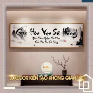 Bức tranh chữ Gia Hòa Vạn Sự Hưng nét mực tàu đen trắng kiến tạo không gian tĩnh lặng.