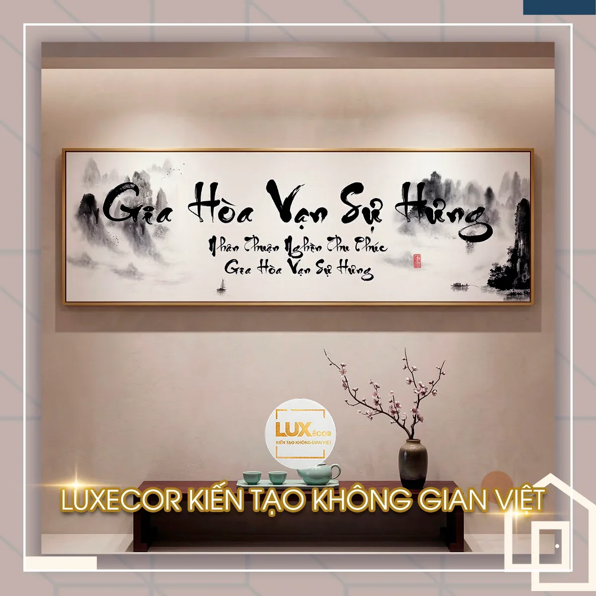 Tranh thư pháp Gia Hòa Vạn Sự Hưng phong cách thủy mặc đẹp Bức tranh chữ Gia Hòa Vạn Sự Hưng nét mực tàu đen trắng kiến tạo không gian tĩnh lặng.