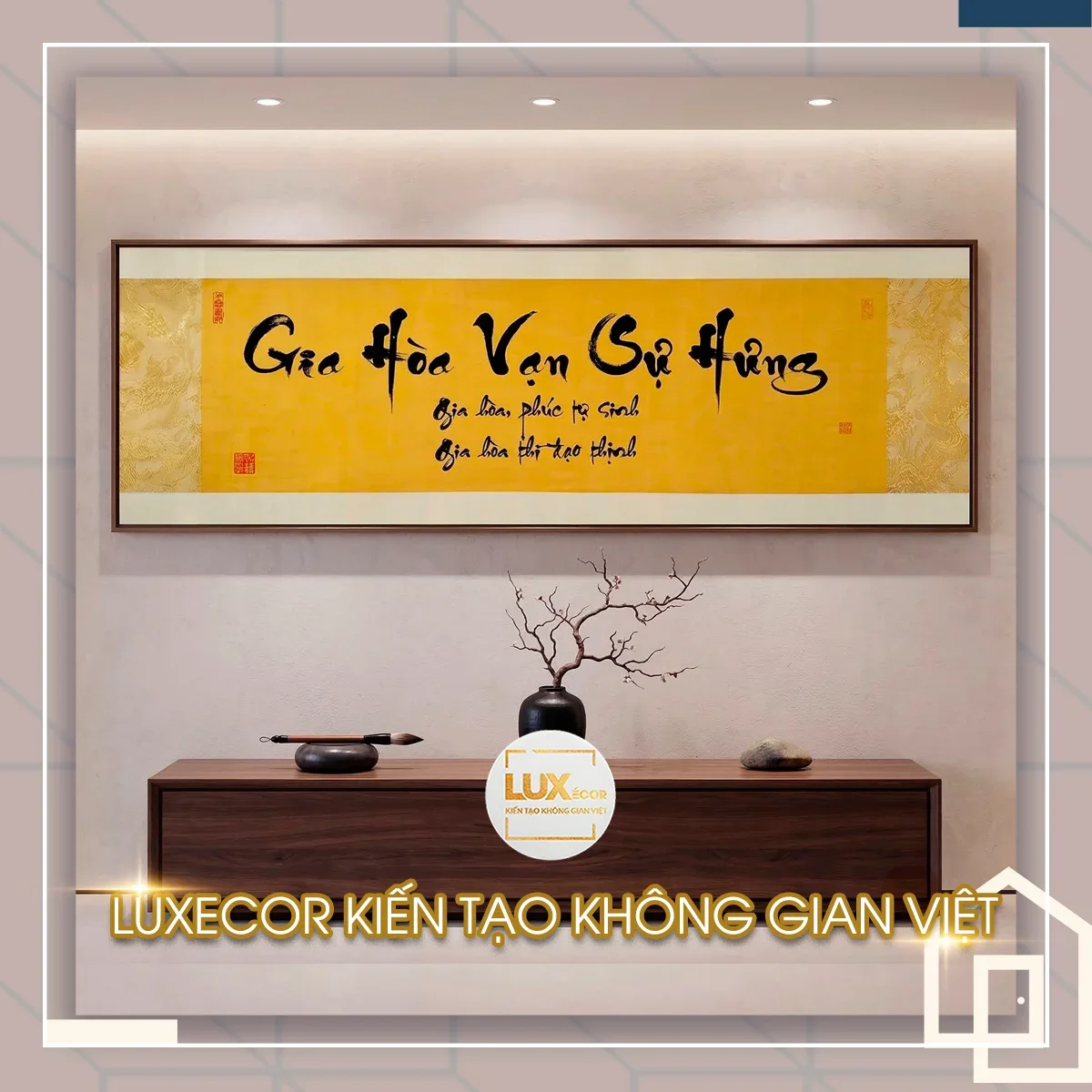 Tranh Phong Thủy Gia Hòa Vạn Sự Hưng Viền Rồng Vàng Tranh thư pháp nghệ thuật Gia Hòa Vạn Sự Hưng nền vàng trơn với viền rồng tinh xảo.