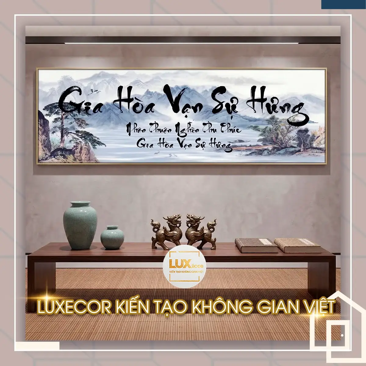 Tranh nghệ thuật Gia Hòa Vạn Sự Hưng phong cảnh đồi thông xanh Tranh tráng gương phong thủy Gia Hòa Vạn Sự Hưng đồi núi xanh mát kích hoạt tài lộc bền vững.