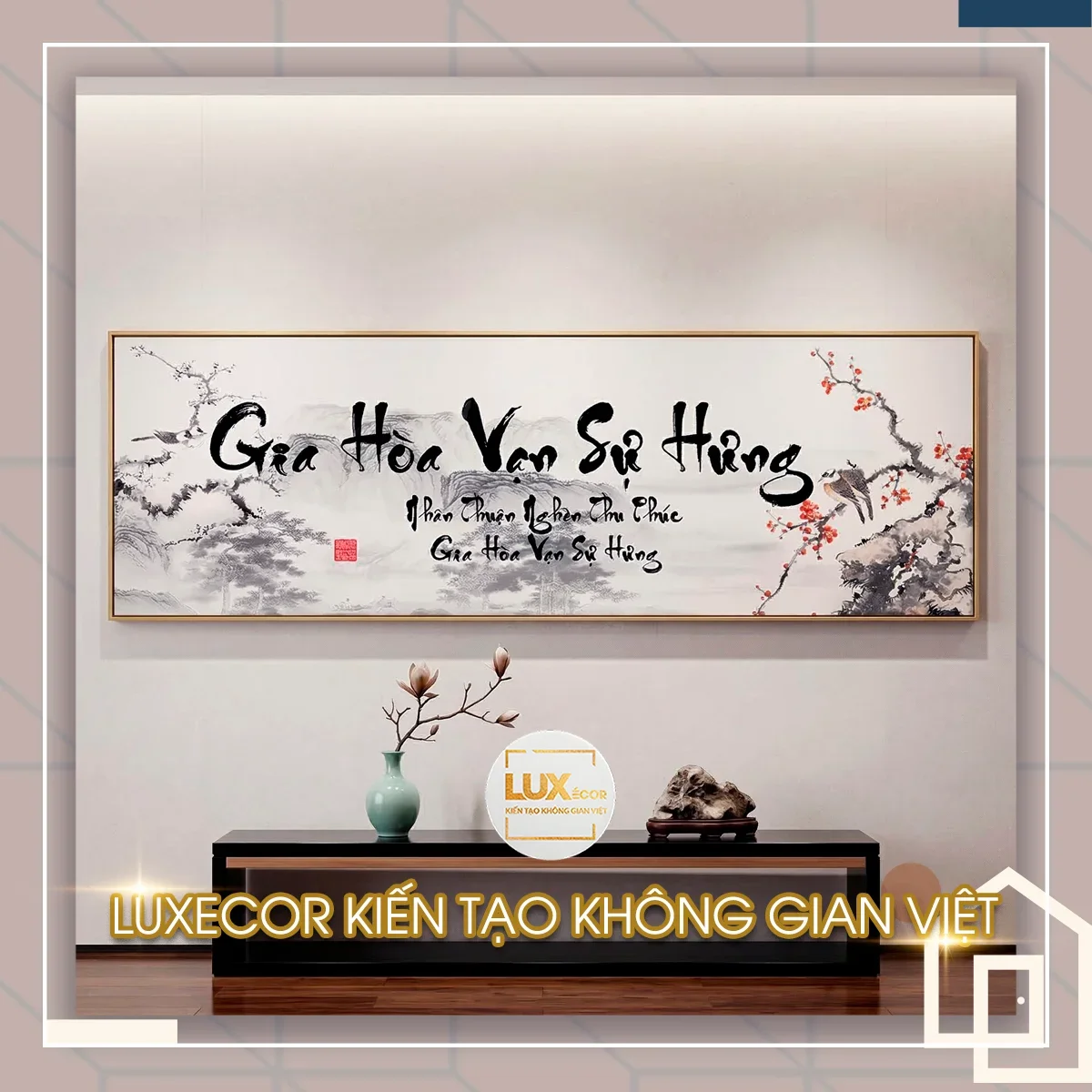 Tranh thư pháp Gia Hòa Vạn Sự Hưng hoa đào mùa xuân Tranh Gia Hòa Vạn Sự Hưng họa tiết hoa đào giúp rước vượng khí vào không gian sống.