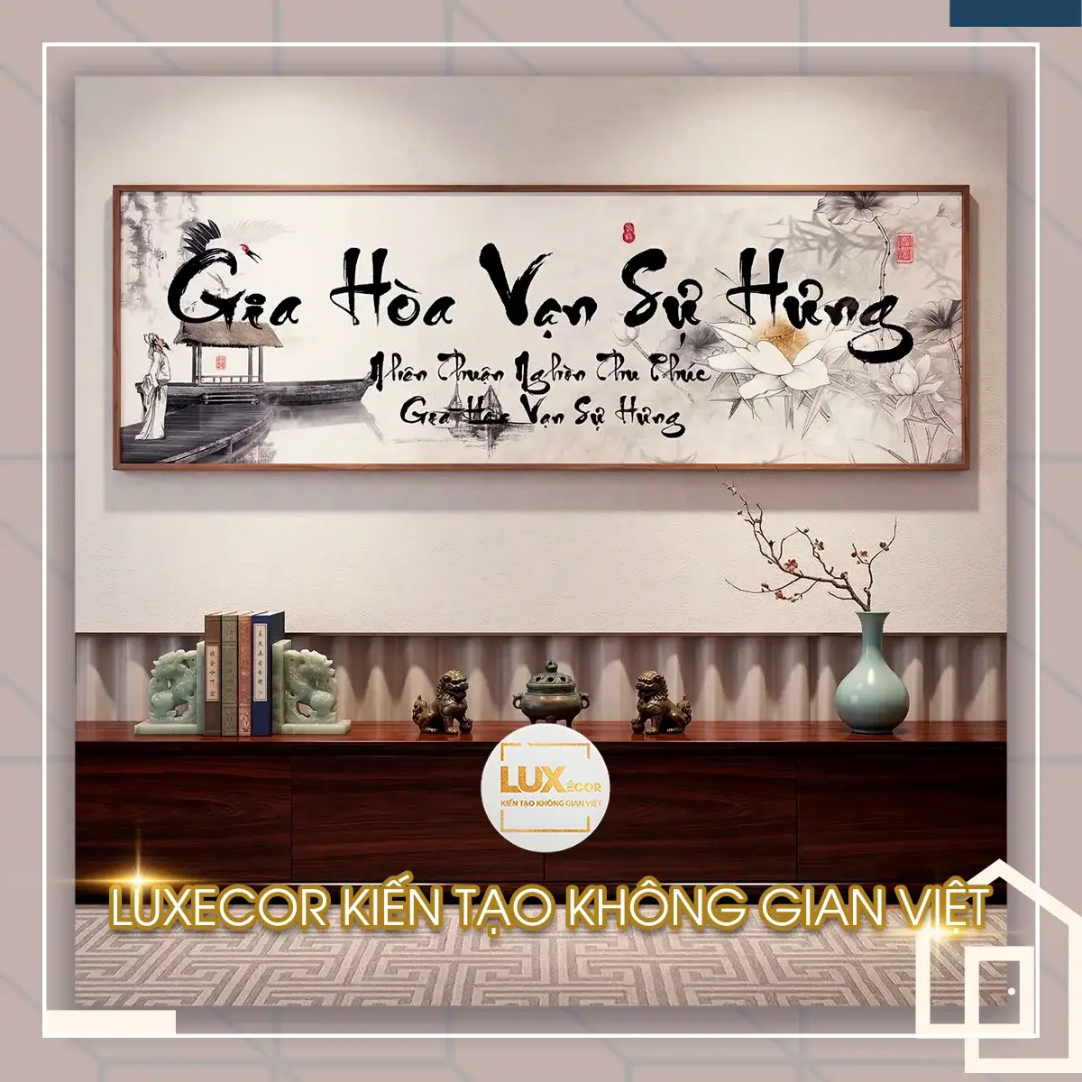 Tranh tráng gương Gia Hòa Vạn Sự Hưng họa tiết hoa sen thanh khiết Tranh phong thủy hoa sen kết hợp chữ thư pháp Gia Hòa Vạn Sự Hưng treo không gian hiện đại.