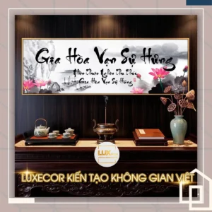 Mẫu tranh thư pháp Gia Hòa Vạn Sự Hưng hoa sen hồng trang trí phòng thờ gia tiên trang trọng.