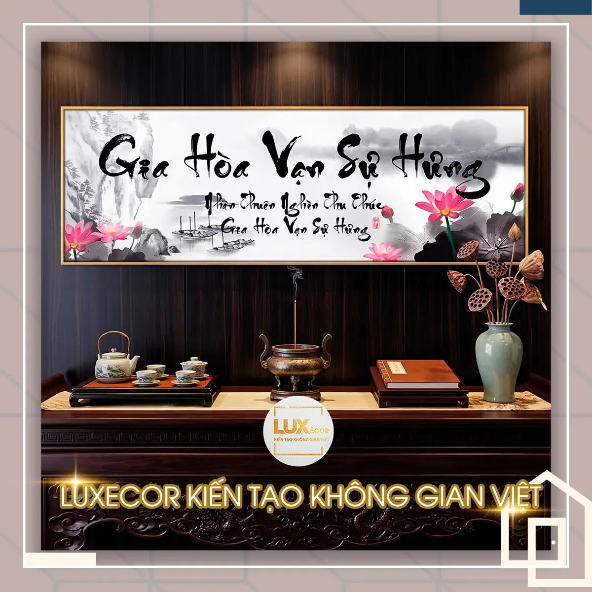 Bức tranh Gia Hòa Vạn Sự Hưng chữ thư pháp hoa sen hồng Mẫu tranh thư pháp Gia Hòa Vạn Sự Hưng hoa sen hồng trang trí phòng thờ gia tiên trang trọng.