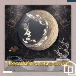 Tranh tròn treo tường phong thủy hươu thần và chín con cá chép phát sáng trên nền đen.