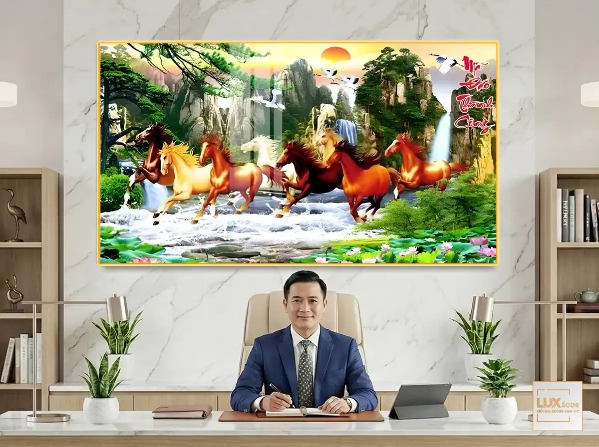 Bức tranh tráng gương mã đáo thành công Bát Mã phong cảnh uy nghi treo sau bàn làm việc.