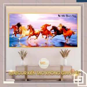 Tranh tráng gương mã đáo thành công gỗ MDF viền composite cảnh bát mã lướt trên mặt nước.