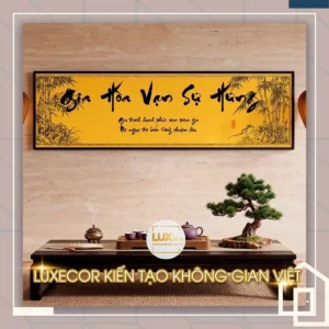 Tranh chữ Gia Hòa Vạn Sự Hưng trên nền vàng kết hợp phác họa phong cảnh hữu tình.