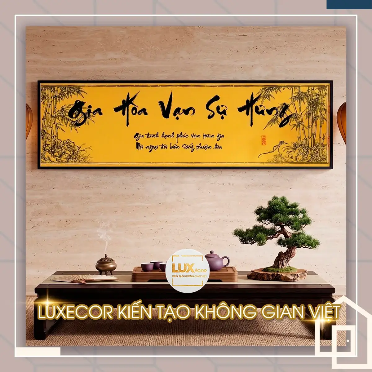 Tranh Treo Tường Gia Hòa Vạn Sự Hưng Cảnh Quan Tuyệt Đẹp Tranh chữ Gia Hòa Vạn Sự Hưng trên nền vàng kết hợp phác họa phong cảnh hữu tình.