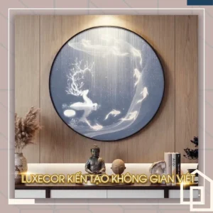 Tranh tráng gương tròn nghệ thuật hươu nai dưới cây phát sáng cùng đàn cá chép bơi lội.