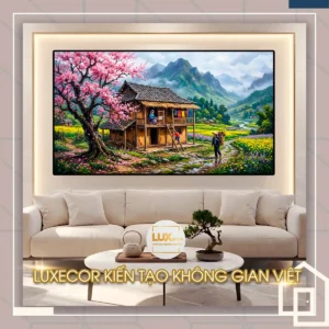 Phối cảnh tranh tráng gương phong cảnh mùa xuân Tây Bắc bừng sáng không gian phòng khách hiện đại.